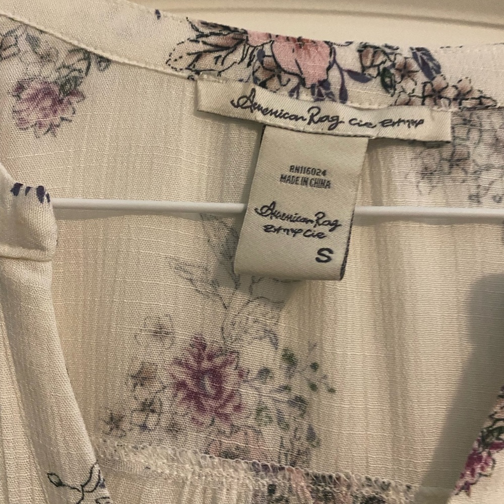 Pretty cinched waist blouse. Floral